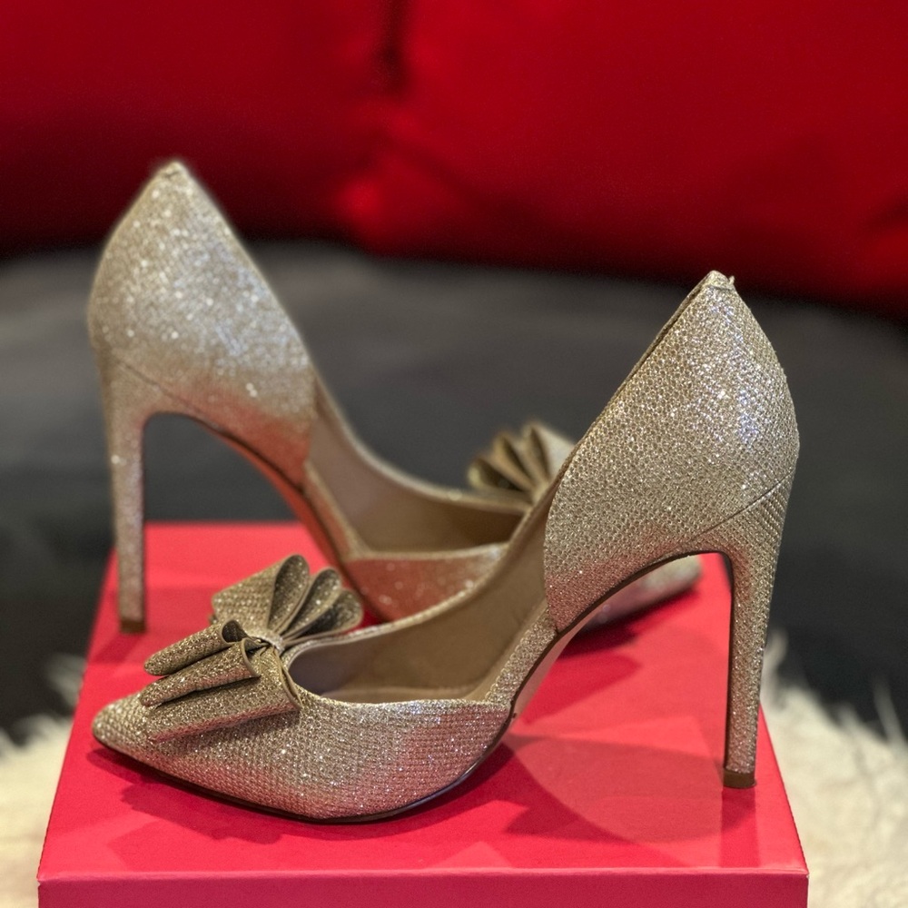 Betsey Johnson PRINCE d’Orsay Gold Pumps